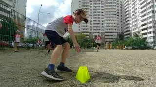Тренировка на спортплощадке - летний городской лагерь каратэ клуба 