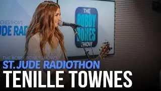 Tenille Townes Performs 