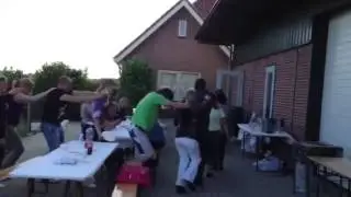Alex west laat bbq uit de hand lopen op Sex met die kale