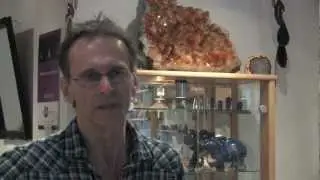 Interviews over werking edelstenen, bezoek edelstenenwinkel, amethyst geode en meer...