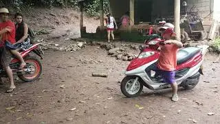 Darwin El Salvador Go Probando montar Una Moto
