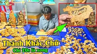 Cận Cảnh Khắc Tên Lên Gỗ Chỉ Trong 20 Giây Nghệ Nhân Thượng Thừa tại Hội Hoa Tết Vạn Phúc City