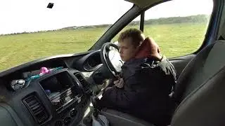 Bruno kieruje autem01