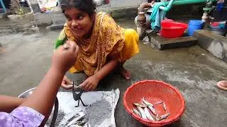 জুথি আপু কতো সুন্দর করে নদীর মাছ কুটছে,, 