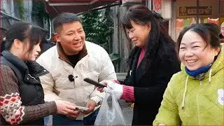 独乐乐不如众乐乐，美女开心了，买鱼的也开心了！