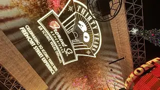 Fremont Street Experience: Неоновые ночи и праздничные огни, празднование 30-летия 🎄🎁