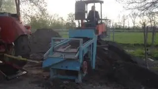 Erde sieben mit einer alten kartoffelsortiermaschine angetrieben von einem ihc 844 s, erster Versuch