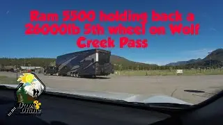 Ram 5500 тянет седельно-сцепное устройство весом 25 600 фунтов на перевале Вулф-Крик