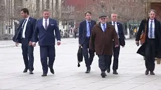 Escobar mb&euml;rrin n&euml; Qeveri, zhvillon takim me Kurtin