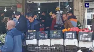 مظاهر التسوق في محال بيع الخضار في الطفيلة والأمن يتدخل للمباعدة بين المواطنين