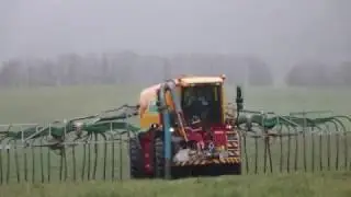 L'automoteur d'épandage de lisier Vredo en action.