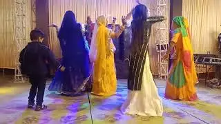 लो लटके गोरी को पल्लो लटके जरा सो टेढ़ा हो जा बालमा मारो पल्लो लटके