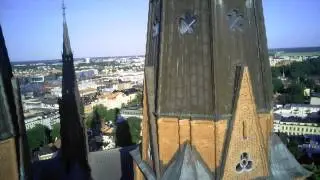 Mellan tornen på domkyrkan i uppsala med liten 800:- Hubsan X4 drönare