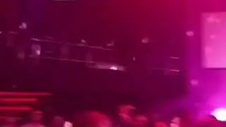 Маргарита Лапинская играет на скрипке в клубе 