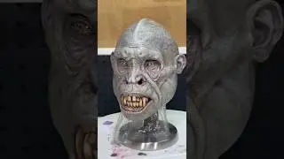 Pintando la m&aacute;scara que me regal&oacute; Jordu Schell ! 🖌️ #art #makeup #sculpture
