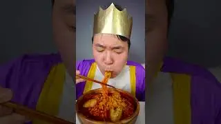 острая лапша, хрустящая жареная еда, шашлык из курицы и колбасы Mukbang ASMR #shrots
