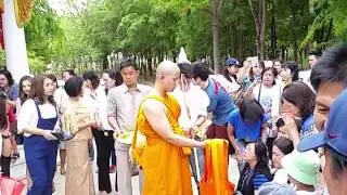 งานบวชพระทิว_9/9_ใส่บาตรพระใหม่_รับบิณฑบาตดอกไม้