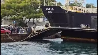 Clamoroso incidente a Procida: auto si ribalta sul portellone della nave