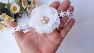 Tiara headband com passanamaria e flor de organza cristal com voal.