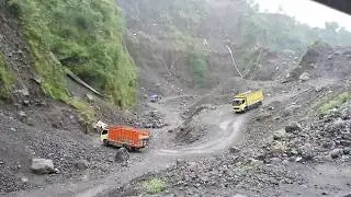 TRUK MUATAN PASIR MUNTILAN GAK KUAT NANJAK