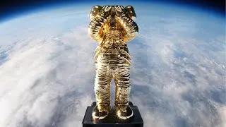 KAWS Holiday Space фигурка космонавта золотая 30 см