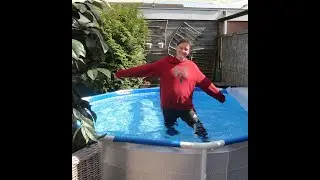 Emmeke vlog #2/challenge met kleren zwemmen.