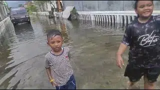 Mas Hannan & Dek Hanin bersama Mbak Arsya mancing ikan di jalan samping rumah 😁🤠🐟🐠