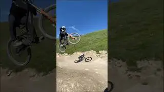 Le send #vtt #mtb #vttdescente #downhill #dhmtb #jump #saut #triple