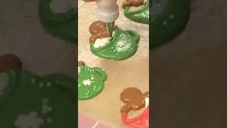How adorable! Piping Gingerbread man in Latte Macarons 진저 라떼 마카롱 #shortvideo #shortsvideo #relaxing