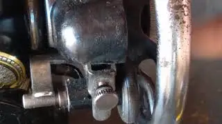 Regulando enchedor máquina de costura antiga