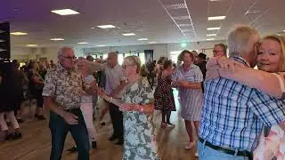Emelie med Micke Ahlgrens på Stora Folkparkdansen Karlsholme 16.8 Dansnytt Jan Tore Eriksen 