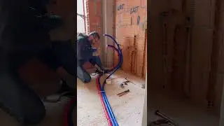 Posa tubi impianto idraulico bagno