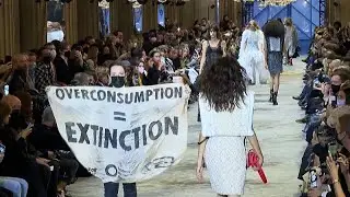 Extinction Rebellion na passarela da Louis Vuitton