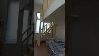 Второй ярус в комнате. Лестница классическая эконом на стену.
