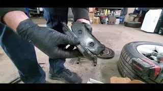 ЛЕГКИЙ способ замены тормозных колодок и роторов (ПОЛНОЕ руководство)