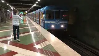 C14 Tunnelbana vevar destination och avgår från 🔵 Kungsträdgården.