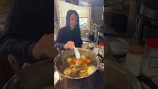 Огромная кастрюля бульона для фо на вечеринку || Ly Cooks