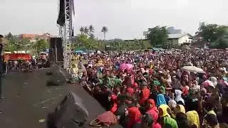 Lagi Lagi Cinta  luar biasa penontonya sampai penuh gitu Asep Rhomansyah karya cipt Rhoma Irama