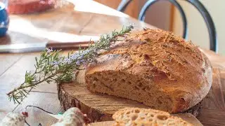 Pain rustique au thym et romarin