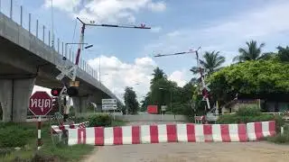 รถไฟไทย. SRT Railway ขบวนรถด่วนพิเศษที่43กรุงเทพ-สุราษฎร์ธานีกำลังผ่านจุดตัดทางหนองจอก