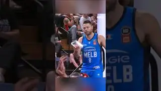 Изящный поступок Мэтью Деллаведовы, когда он вручил свой трофей MVP Уиллу &laquo;Дэво&raquo; Хики 👏 #nba
