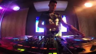 RayDizz Scratching Behind His Back
