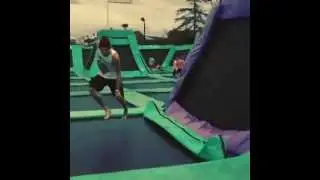 Ashton Irwin sur un trampoline ca donne &ccedil;a =P