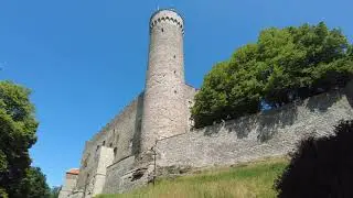 Walking along the walls of medieval Tallinn, 4k video with sound