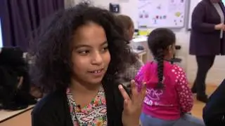 Kinderen krijgen les in gebarentaal
