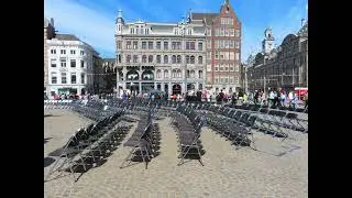 Lege stoelen in de straten van Amsterdam