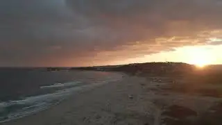 Gün Batımında Sessiz Kıyı | Huzur Veren Drone Görüntüleri (Peaceful Sunset Coastline Drone Footage)