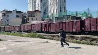 Đo&agrave;n t&agrave;u HH18 v&agrave;o ga Gi&aacute;p B&aacute;t s&aacute;ng 14/11/2025