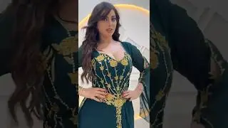 عارضة عربية جذابة بإطلالة جريئة وأنيقة في فستان تقليدي رائع💕😍