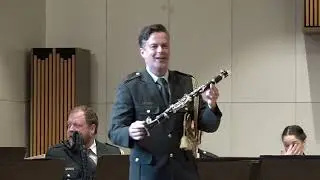 Člani Orkestra Slovenske vojske so osnovnošolcem iz Postojne predstavili delo orkestra in ....